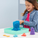 Spin Master KINETIC SAND KISTE MIT FLÜSSIGEM SAND UND UNTERLAGE BLAU