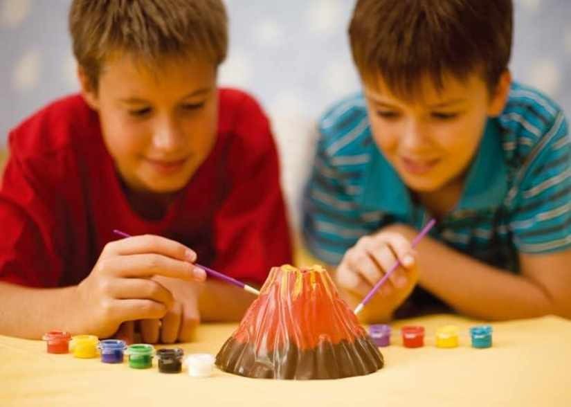 dítě tvoří kreativní projekt ze sady vyrob si sám