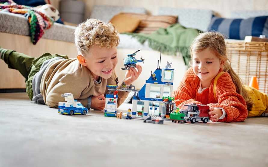 dítě si hraje s LEGO City a staví město s auty a budovami