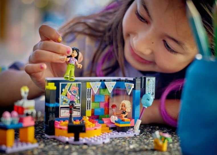 dítě si hraje s LEGO Friends a vytváří příběh s postavičkami