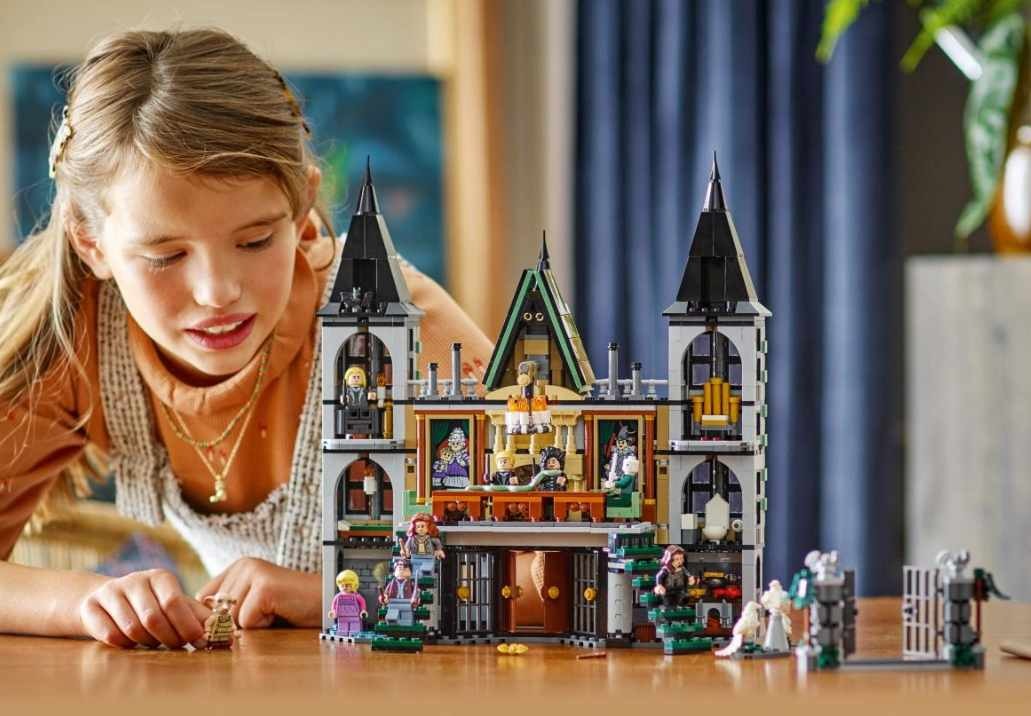 dítě si hraje s LEGO Harry Potter a staví kouzelný hrad