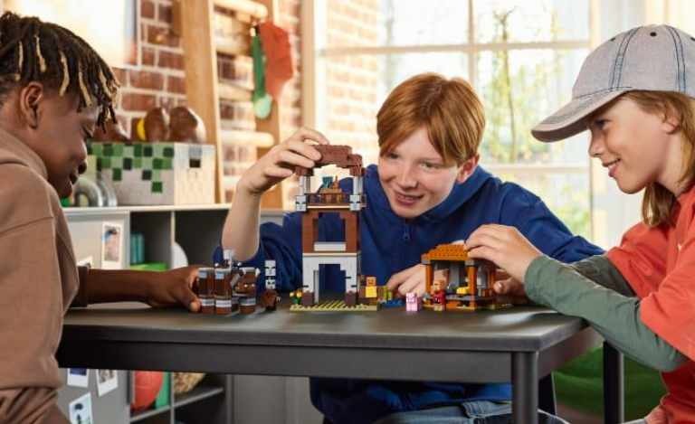 dítě si hraje s LEGO Minecraft a staví svět z kostek