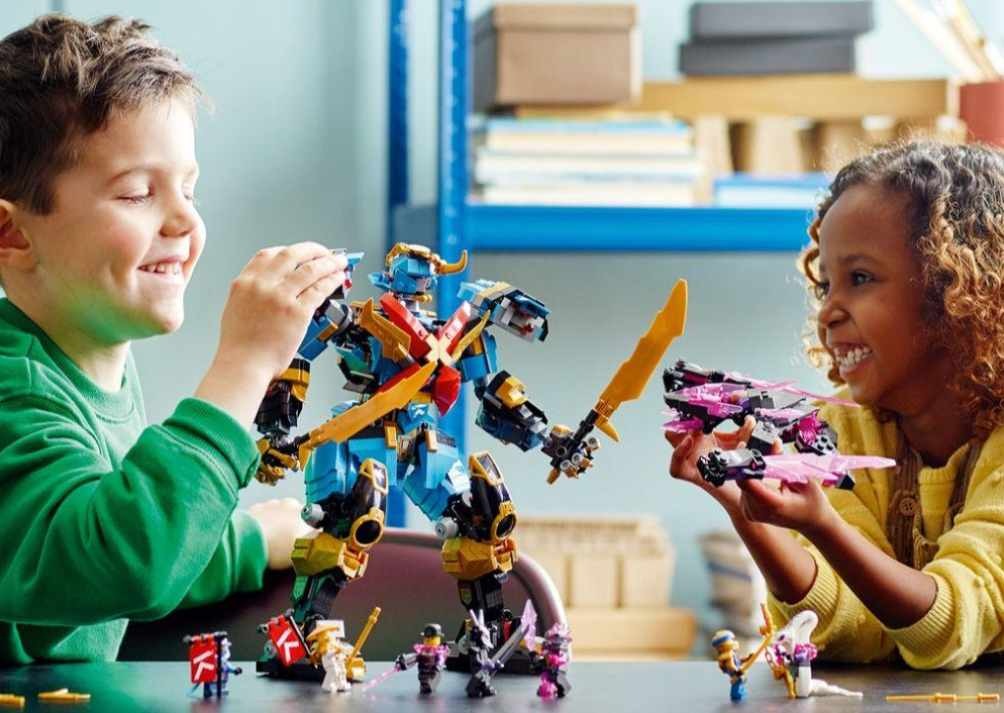 dítě si hraje s LEGO Ninjago a vytváří akční bojovou scénu