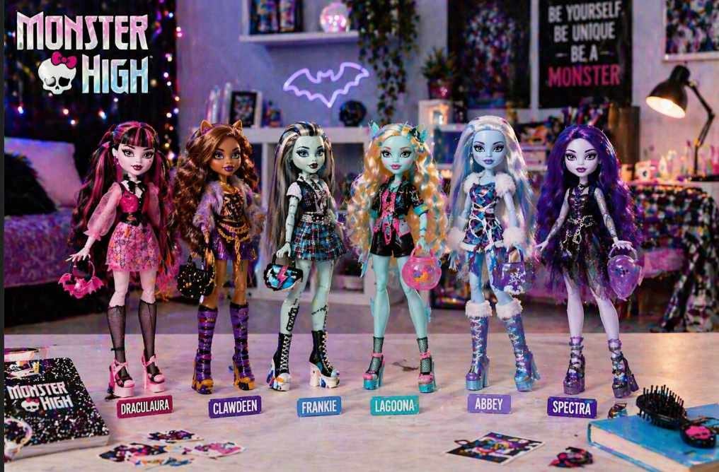 dítě si hraje se stylovými panenkami Monster High