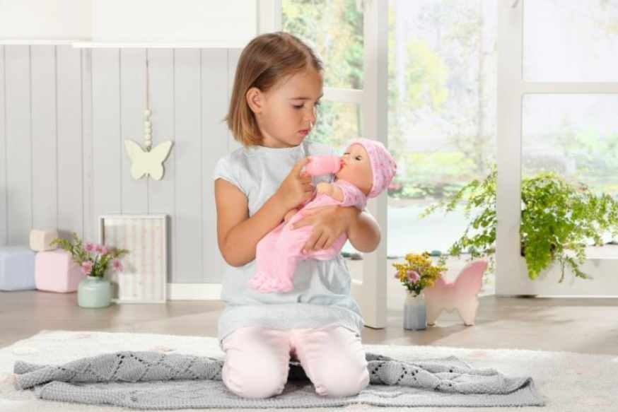 holčička si hraje s panenkou miminkem