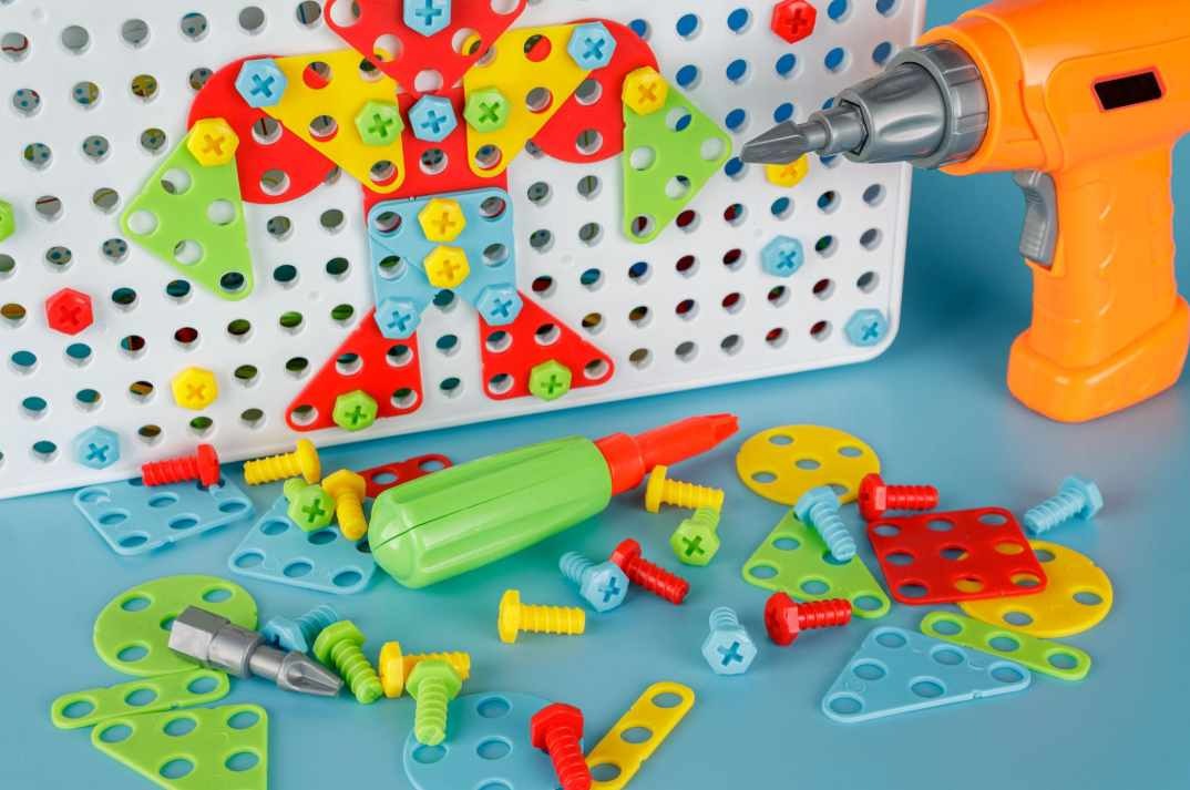 dítě skládá technickou stavebnici